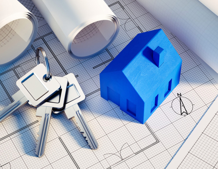 Immobilienverwaltung, Schlüssel und Planungszeichnung sowie Modell eines Hauses