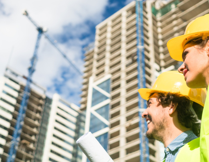 Baubetreuung, Projektleiter stehen vor einem Rohbau