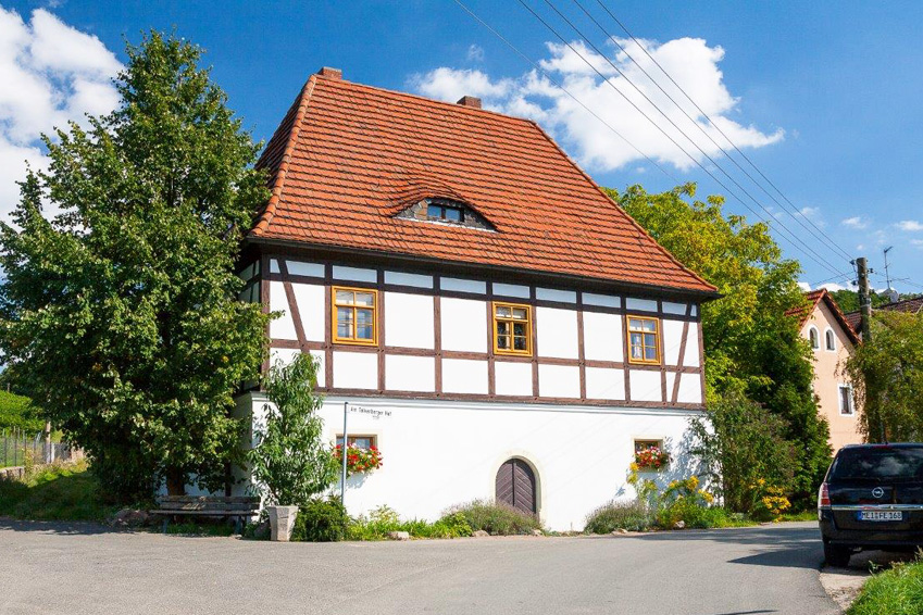 Altes Fachwerkhaus an der Straße in Sörnewitz